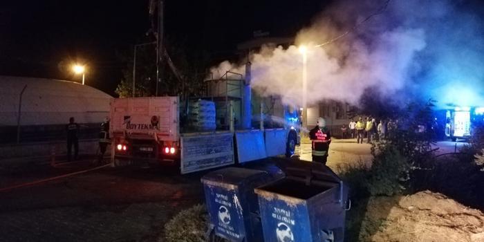 Aydın'ın Nazilli ilçesinde yol çizgisi çizmek için kullanılan kamyonun kasasındaki boya kazanının patlaması sonucu 5 işçi yaralandı.