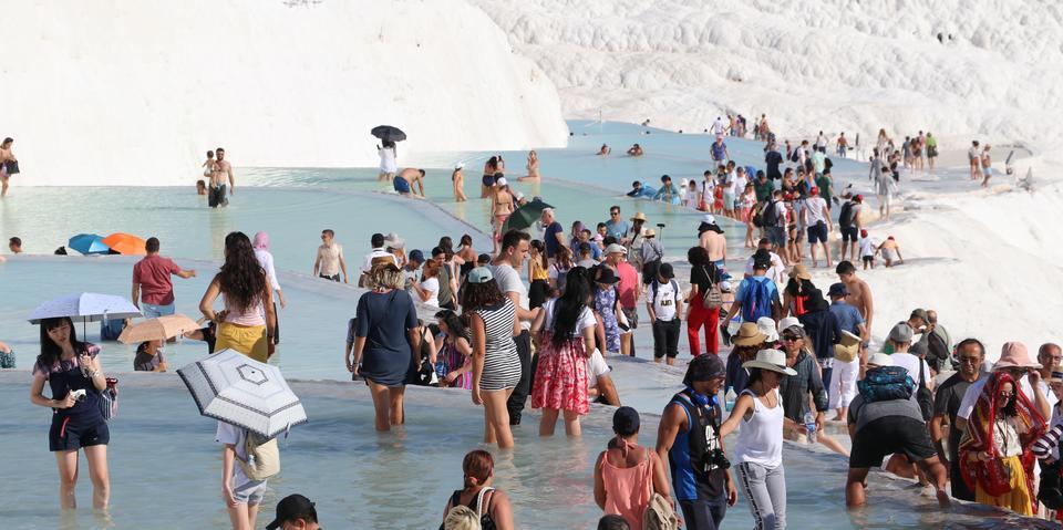Türkiye'nin önemli turizm merkezlerinden Pamukkale, Kurban Bayramı tatilinde yaklaşık 70 bin ziyaretçiyi ağırladı. ( Sebahatdin Zeyrek - Anadolu Ajansı )