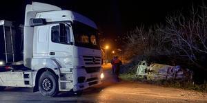 İzmir'in Tire ilçesinde kamyonun otomobile arkadan çarpması sonucu 1 kişi yaralandı. ( Dilek Ayvalı - Anadolu Ajansı )