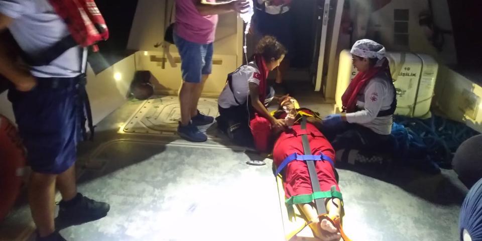 Muğla'nın Fethiye ilçesinde gezi teknesindeyken epilepsi nöbeti geçiren kişi, hastaneye kaldırıldı. ( Sahil Güvenlik Komutanlığı - Anadolu Ajansı )
