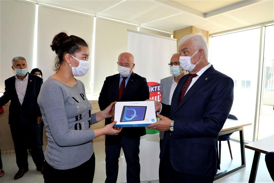 Muğla Büyükşehir Belediyesince öğrencilere tablet hediye edildi. Muğla Büyükşehir Belediye Başkanı Osman Gürün (sağda) öğrencilere tabletlerini takdim etti. ( Muğla Büyükşehir Belediyesi - Anadolu Ajansı )