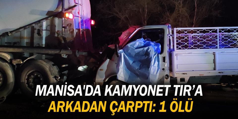 Manisa'nın Alaşehir ilçesinde tıra arkadan çarpan kamyonetin sürücüsü öldü. ( Ali Yıldırım - Anadolu Ajansı )