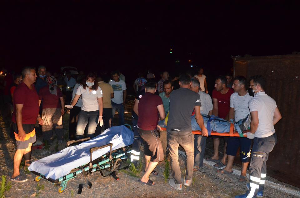 Manisa'nın Demirci ilçesinde otomobilin traktöre çarpması sonucu biri ağır 3 kişi yaralandı. ( Nurullah Kalay - Anadolu Ajansı )