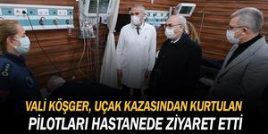 İzmir Valisi Yavuz Selim Köşger (sağ 2), Foça açıklarında düşen eğitim uçağından kurtulan ve Ege Üniversitesi Hastanesinde tedavilerine devam edilen pilotları ziyaret etti.