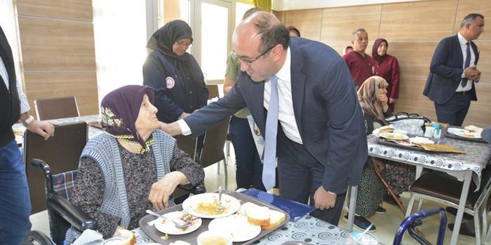 Sandıklı Belediye Başkanı Mustafa Çöl, Hüseyin Develi Termal Huzurevi’nde kalan yaşlıları ziyaret etti. ( Hüseyin Ünlüsoy - Anadolu Ajansı )