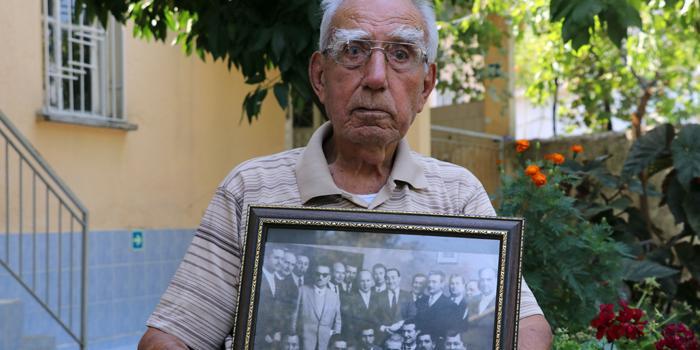 Cumhuriyet tarihinin ilk askeri darbesi olan 27 Mayıs'ın ardından 17 Eylül 1961'de idam edilen merhum Başbakan Adnan Menderes'in hemşehrileri, o dönemi gözyaşlarıyla anlatıyor. Adnan Menderes'in başbakanlık döneminde Çakırbeyli Mahallesi'nde azalık yapan Yusuf Yılmaz (fotoğrafta) Menderes'le ilgili anılarını anlattı.  ( Mehmet Çalık - Anadolu Ajansı )