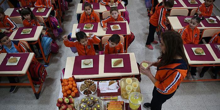 Sağlık Bakanı Fahrettin Koca, sağlıklı beslenme alışkanlığının çocukların yalnızca büyüme ve gelişiminde değil okul başarısı üzerinde de etkili olduğunu belirtti. ( Yeşim Sert Karaaslan - Anadolu Ajansı )