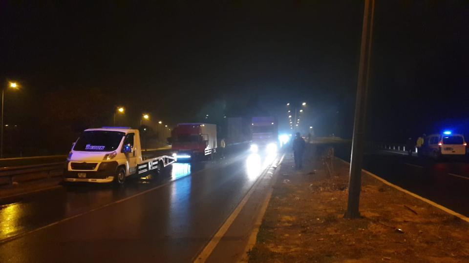 İzmir'in Gaziemir ilçesinde kamyonun bariyere çarpması sonucu 1'i ağır 3 kişi yaralandı. ( Yusuf Soykan Bal - Anadolu Ajansı )