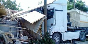 İzmir'in Aliağa ilçesinde servis midibüsü ile hafriyat kamyonu çarpıştı. Midibüsün üst geçidin ayağına çarptığı, hafriyat kamyonunun da kahvehaneye girdiği kazada, 2’si ağır, 13 kişi yaralandı.