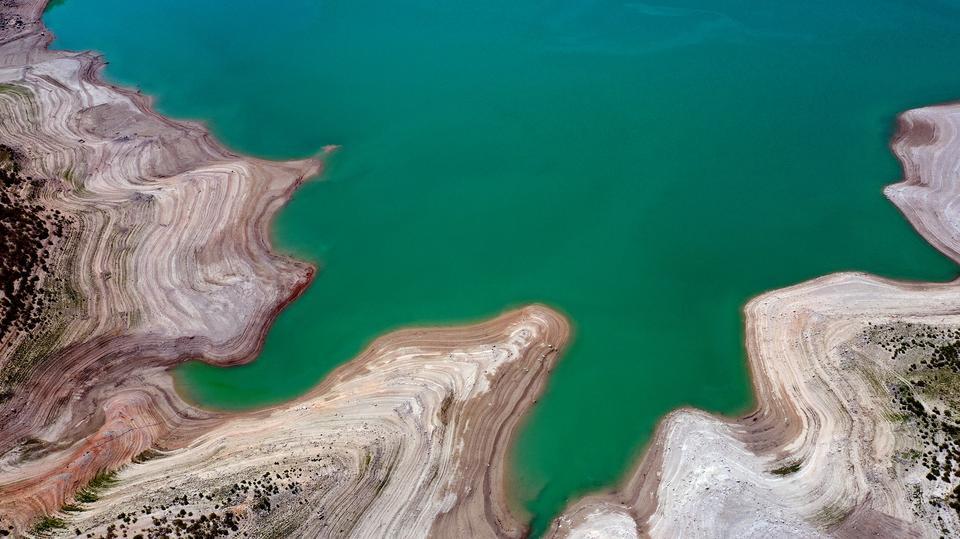 Kemer Barajı'ndaki doluluk, bölgede yaşanan kuraklıktan dolayı yüzde 20 seviyelerine gerilerken, doğal güzelliğiyle bilinen Arapapıştı Kanyonundaki nehirde de sular çekildi. ( Ferdi Uzun - Anadolu Ajansı )