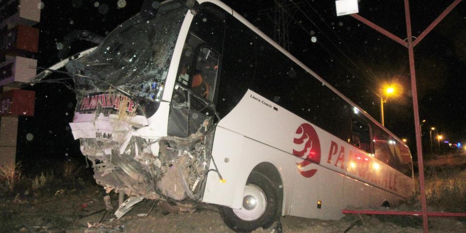 Afyonkarahisar'ın Sandıklı ilçesinde yolcu otobüsünün şarampole düşmesi sonucu 25 kişi yaralandı. ( Hüseyin Ünlüsoy - Anadolu Ajansı )