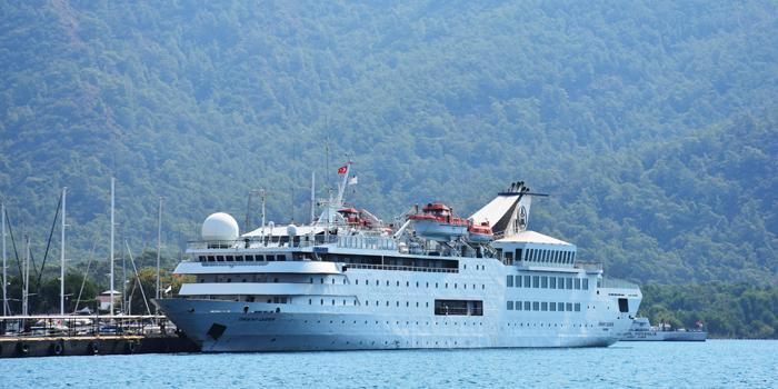 Orient Queen isimli kruvaziyer, Akdeniz turu kapsamında Muğla'nın Marmaris ilçesine geldi. Marmaris Cruise Port Limanı büyük iskelesine demirleyen gemide, çoğunluğu Lübnanlı 164 yolcu ile 141 mürettebat bulunuyor. ( Sabri Kesen - Anadolu Ajansı )