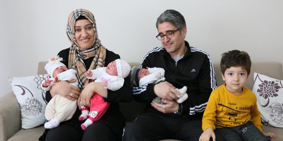 Manisa'nın Yunusemre ilçesinde yaşayan 1 çoçuk annesi Emel Yöyen (40), Mart ayında üçüz bebeklerini dünyaya getirdi.