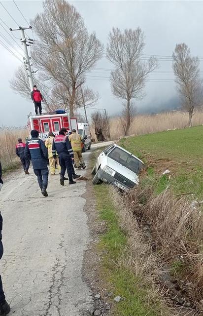İzmir'in Ödemiş ilçesinde otomobilin şarampole devrilmesi sonucunda 2 kişi yaralandı.  ( Ödemiş İlçe Jandarma Komutanlığı - Anadolu Ajansı )