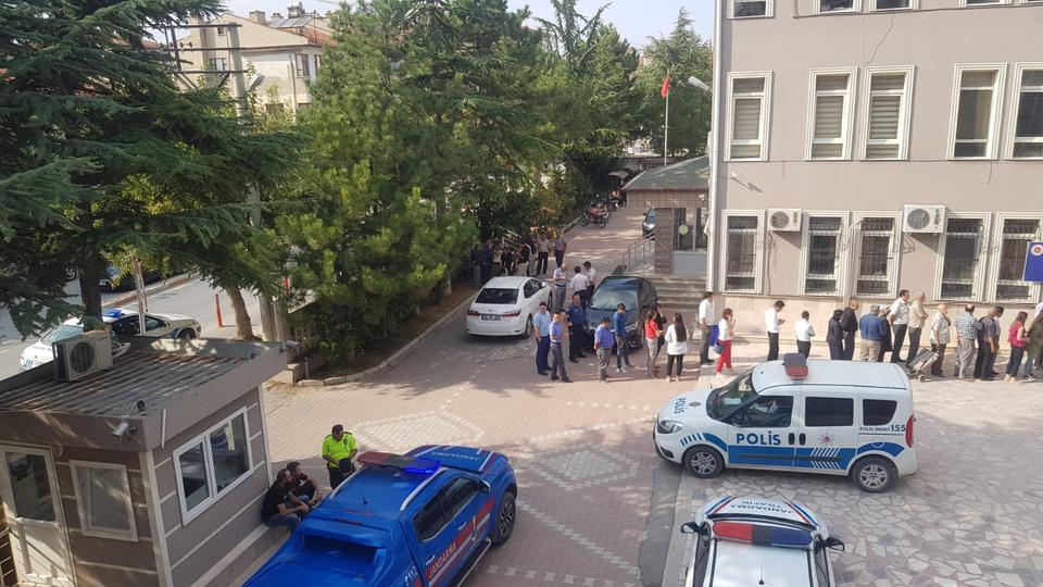 Afyonkarahisar'ın Sultandağı ilçesinde boşandığı kocasının kaybolduğu ihbarında bulunan ve katıldığı televizyon programının ardından katil zanlısı olarak tutuklanan kadın, 16 yıl hapis cezasına çarptırıldı, kızı tahliye edildi. ( Samet Biçer - Anadolu Ajansı )