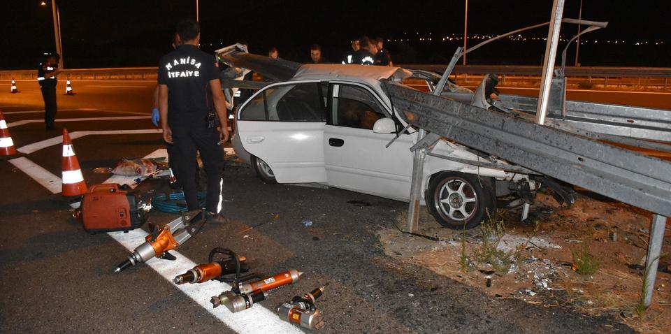 Manisa'da otomobil'in bariyerlere çarpması sonucu 3 kişi öldü, 2 kişi yaralandı. ( Haluk Satır - Anadolu Ajansı )