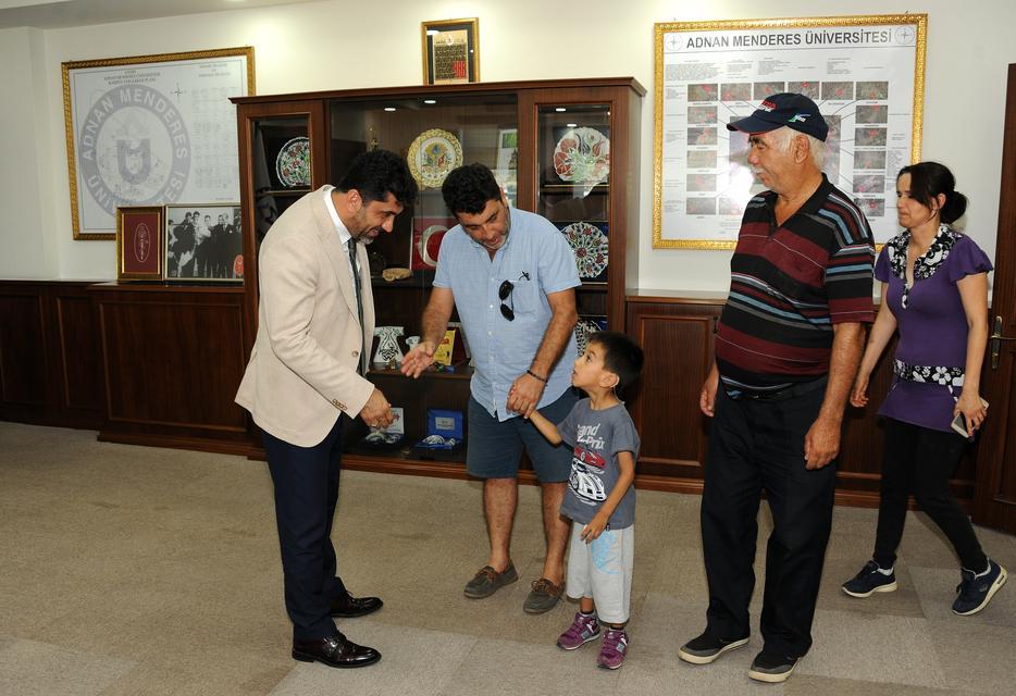 Adnan Menderes Üniversitesi (ADÜ) Uygulama ve Araştırma Hastanesinde sağlığına kavuşan, doğuştan işitme engelli dört yaşındaki Umut Yılmaz ailesi ile birlikte Rektör Osman Selçuk Aldemir’i makamında ziyaret etti.