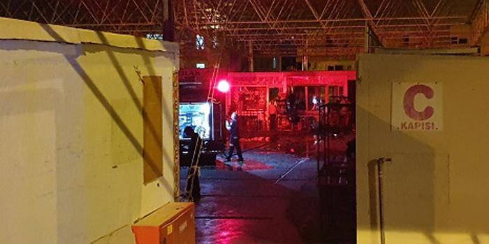 İzmir'in Balçova ilçesinde, bir lokantada tüp patlaması sonucu maddi hasar oluştu. Ekipler olay yerinde çalışma yaptı. ( Yusuf Soykan Bal - Anadolu Ajansı )