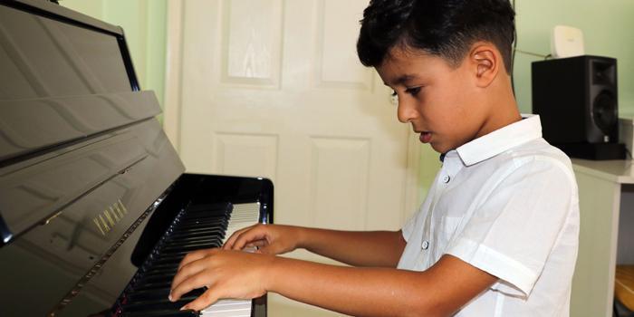 Aydın'da kısa süreli piyano eğitimiyle Almanya'daki uluslararası yarışmada derece elde eden 8 yaşındaki Doğu Balyemez (fotoğrafta), Bulgaristan'da düzenlenecek Uluslararası Müzik Yarışmasında birinci olmak istiyor. ( Mehmet Çalık - Anadolu Ajansı )