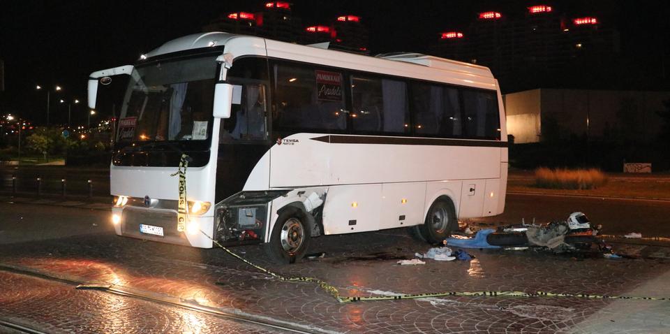 İzmir'in Karşıyaka ilçesinde minibüse çarpan motosikletin sürücüsü öldü, yanındaki arkadaşı yaralandı.  ( Şafak Yel - Anadolu Ajansı )