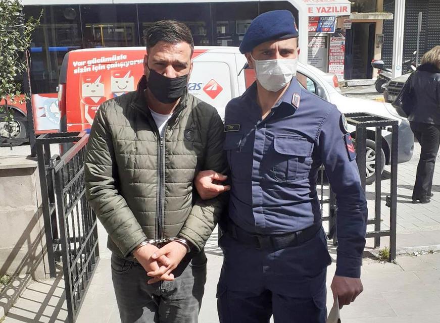 Manisa'da 35 ayrı suçtan aranan şüpheli yolcu otobüsünde yakalanarak tutuklandı. ( Haluk Satır - Anadolu Ajansı )