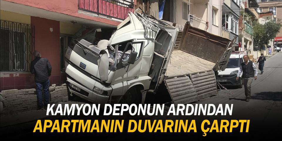İzmir'in Bayraklı ilçesinde önce bir deponun ardından da bir apartmanın duvarına çarpan kamyonun şoförü kazadan hafif yaralı kurtuldu. ( Halil Şahin - Anadolu Ajansı )