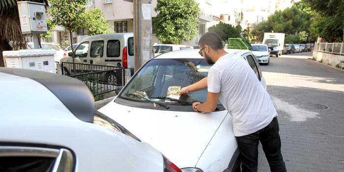 İzmir'in Karşıyaka ilçesinde, park halindeki araçların camlarına el ilanı ile kartvizit bırakan kişi ve işletmelere, belediye tarafından Kabahatler Kanunu'na göre 320 TL'den başlayan para cezası verilecek. Ceza, suçun tekrarı halinde üst sınır olan 9 bin 898 TL'ye kadar çıkacak.
