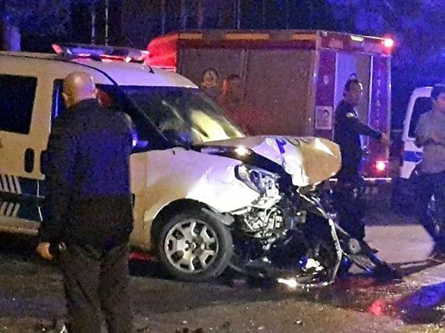 Denizli'nin Pamukkale ilçesinde, sürücüsünün kontrolünden çıkan otomobil, devriye görevindeki polislerin ekip otosuna çarptı. Kazada sürücü Aykut Memiş ile 2 polis yaralandı. Memiş'in, yapılan testte, 1.33 promil alkollü olduğu belirlendi.