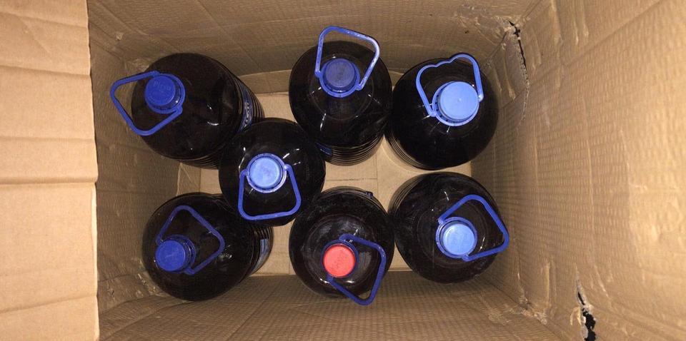 Manisa'nın Yunus Emre ilçesinde, jandarma tarafından düzenlenen operasyonda 3 bin 365 litre sahte şarap ele geçirildi,1 kişi gözaltına alındı.