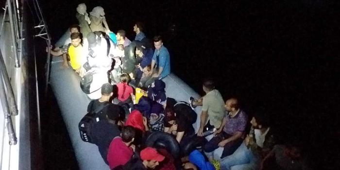 Kuşadası'ndan, aynı gün farklı saatlerde, yasa dışı yollarla yurt dışına kaçmaya çalışan, 4 lastik bottaki toplam 129 kaçak göçmen yakalandı.