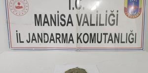 Manisa'nın Turgutlu ilçesinde düzenlenen uyuşturucu operasyonunda 1 kişi gözaltına alındı. 30 gram da "Jamaika" olarak isimlendirilen uyuşturucu madde ele geçirildi.  ( Manisa İl Jandarma Komutanlığı  - Anadolu Ajansı )