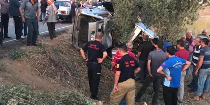 İzmir'in Ödemiş ilçesinde Ali Özdemir (42), direksiyon hakimiyetini kaybettiği otomobilin yol kenarındaki ağaca çarpması sonucu hayatını kaybetti. Özdemir'in babasının da 6 yıl önce aynı yolda trafik kazasında öldüğü öğrenildi.