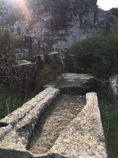 Define avcıları, dünyanın yedi harikasından biri olan ve Belevi Mevkisinde yer alan Helenistik Dönemine ait anıt mezarı çevreleyen telleri keserek, talan etmeye devam ediyor.