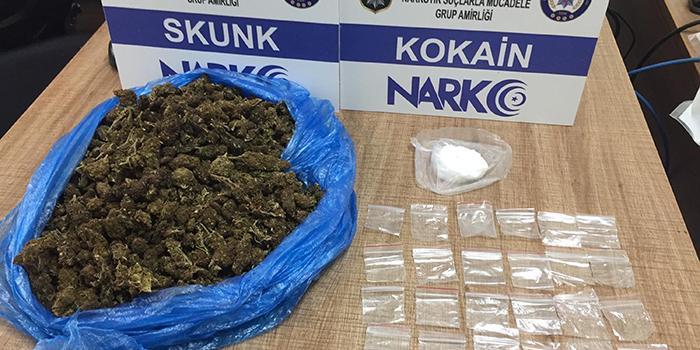 Bodrum'da, polisin durdurduğu otomobilde bulunan köpek maması kutuları içerisinden 23 gram kokain ve 512 gram 'skunk' adlı uyuşturucu ele geçirildi.