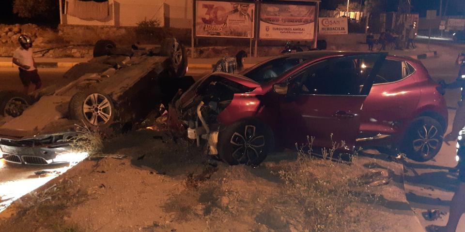 Bodrum'da iki otomobilin çarpışması sonucu 3 kişi yaralandı. Kaza yapan otomobillerde büyük çapta hasar oluştuğu gözlendi. ( Bodrum İtfaiye  - Anadolu Ajansı )