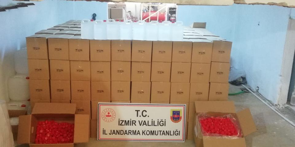 İzmir'in Bornova ilçesinde bir depoda 11 bin litre etil alkol ile sahte içki yapımında kullanılan malzemeler ele geçirildi.  ( İzmir İl Jandarma Komutanlığı - Anadolu Ajansı )