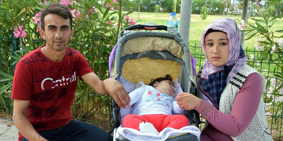 İzmir'in Seferihisar ilçesinde ev kadını Fehime Bağış (24) ile inşaat işçisi Mehmet Bağış (30) çifti, yüzde 98 engelli olarak dünyaya gelen kızları Elif Su'nun doğumunda doktor hatası olduğunu ileri sürdü.