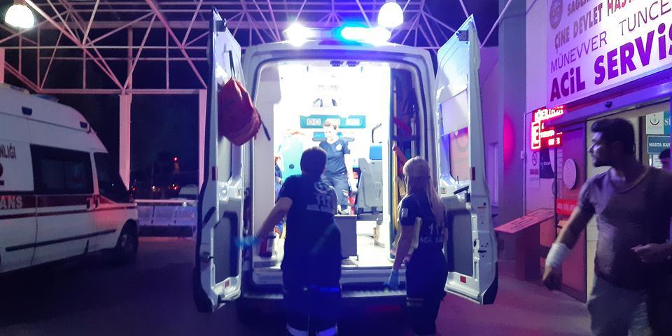Aydın'ın Karpuzlu ilçesinde, iki grup arasında çıkan kavgada 3'ü ağır 4 kişi yaralandı. Yaralılar, sağlık ekipleri tarafından hastaneye kaldırıldı.  ( Murat Şenbaklavacı - Anadolu Ajansı )