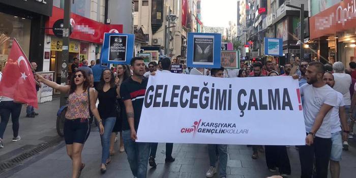 İzmir'de CHP Karşıyaka Gençlik Kolları üyeleri, çocuk istismarına tepki gösterdi. Karşıyaka Çarşı'da bir araya gelen yaklaşık 50 kişi, 'Geleceğimizi çalma' pankartları taşıdı.