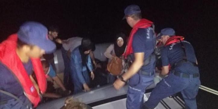 Aydın'ın Didim ilçesi açıklarında, lastik botla yasa dışı yollardan Yunan adalarına geçmeye çalışan 25 kaçak göçmen yakalandı.