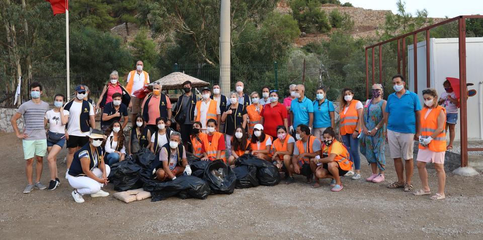 Marmaris'te doğaseverler "Dünya Temizlik Günü" dolayısıyla sahil ve deniz dibi temizliği yaptı. Marmaris Belediyesi, Marmaris, İstanbul Büyükçekmece ve Ölüdeniz Fethiye Rotary Kulübü üyeleri ile Selimiye Mahallesi sakinleri etkinlik kapsamında Selimiye Plajı'ndaki çöpleri topladı. ( Marmaris Belediyesi - Anadolu Ajansı )