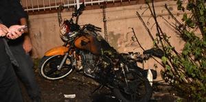 İzmir'in Karabağlar ilçesinde park halindeyken kundaklanan motorsiklette hasar meydana geldi. ( Yusuf Soykan Bal - Anadolu Ajansı )