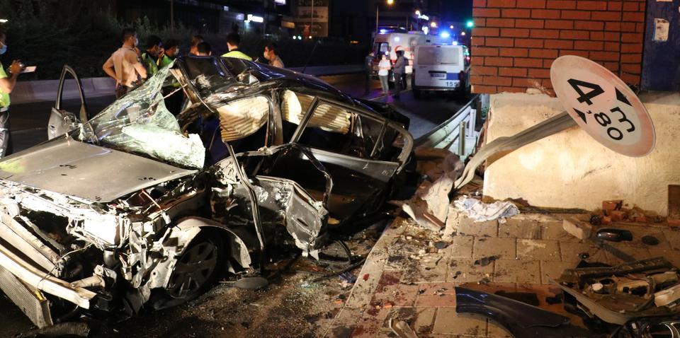 İzmir'in Çiğli ilçesinde otomobilin üst geçide çarpması sonucu 1'i ağır 3 kişi yaralandı.

 ( Yusuf Soykan Bal - Anadolu Ajansı )