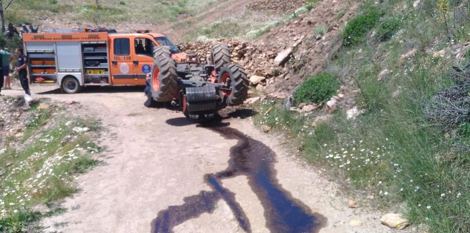 Aydın'ın Sultanhisar ilçesinde devrilen traktörün altında kalan sürücü hayatını kaybetti. ( Aydın İl Jandarma Komutanlığı - Anadolu Ajansı )
