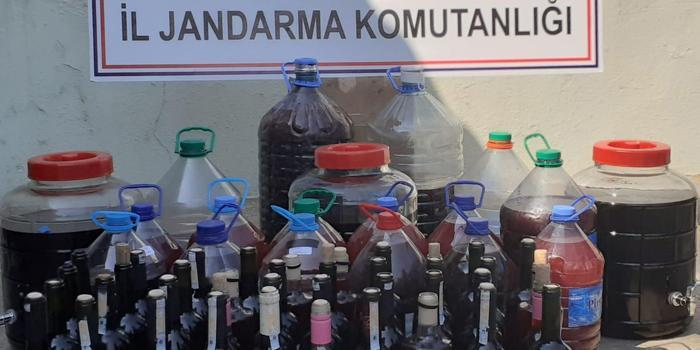 İzmir'in Selçuk ilçesinde düzenlenen operasyonda 163 litre kaçak şarap ele geçirildi.  ( İzmir İl Jandarma Komutanlığı - Anadolu Ajansı )