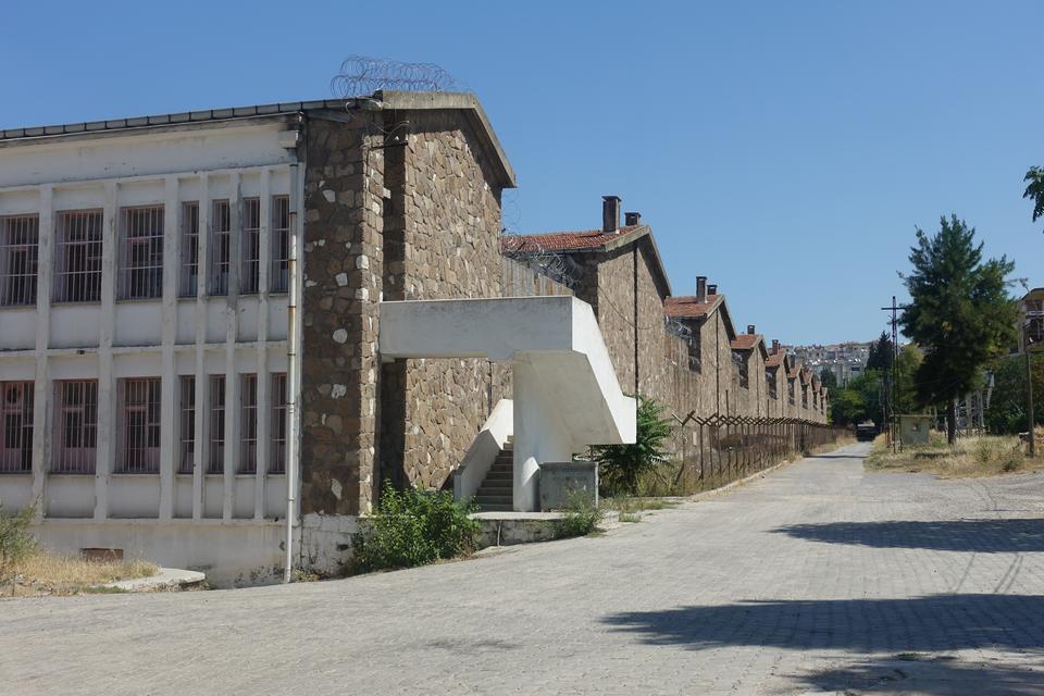 Buca Cezaevi olarak bilinen 62 yıllık İzmir Kapalı ve Açık Ceza İnfaz Kurumu, fiziki yapısı ve bina yaşından dolayı ihtiyaca yanıt verememesi nedeniyle kapatıldı. ( Meriç Ürer - Anadolu Ajansı )