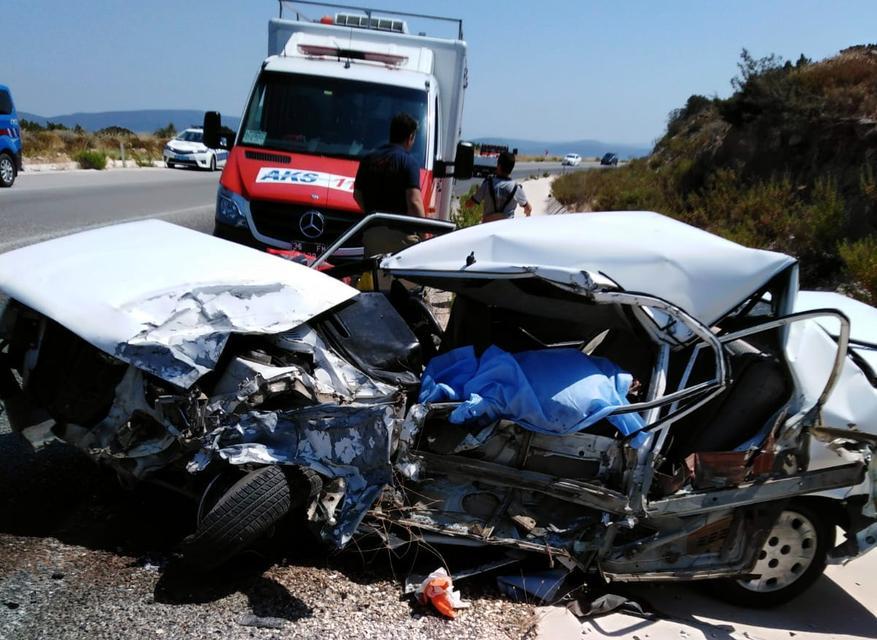 İzmir'in Urla ilçesinde kamyonet ile otomobilin çarpışması sonucu 1 kişi öldü, 4 kişi yaralandı. ( Göksel Kayseri - Anadolu Ajansı )