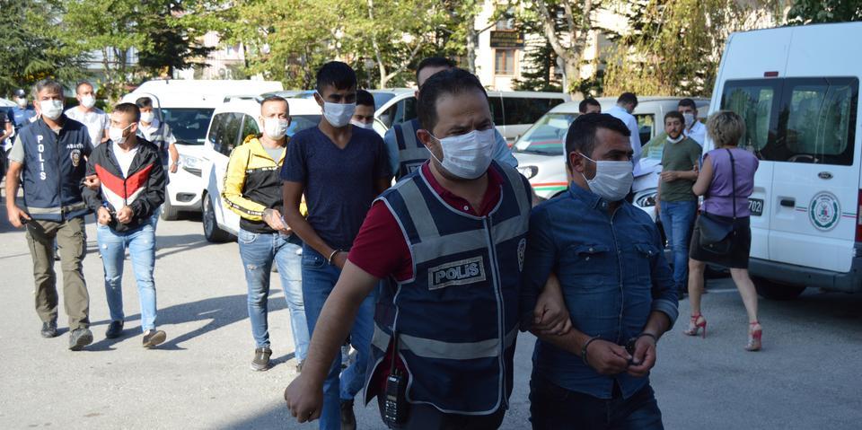 Afyonkarahisar'da iki grup arasında çıkan silahlı çatışmada 1 kişi hayatını kaybetti. Emniyetteki işlemlerinin ardından adliyeye sevk edilen şüphelilerden Ö.Ü, tutuklandı. Zanlılardan 6'sı savcılık talimatı ile 2'si de adli kontrol şartıyla serbest bırakıldı. ( Arif Yavuz - Anadolu Ajansı )