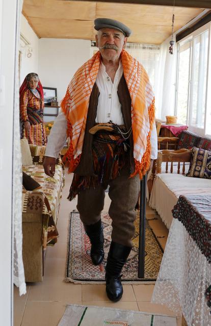Muğla'nın Seydikemer ilçesinde 38 yıllık evli Behiye ve Cengiz Yaba, resmi tören ve şenliklere yöresel kıyafetleriyle katılıp Yörük kültürünü tanıtmaya ve yaşatmaya çalışıyor. ( Ali Rıza Akkır - Anadolu Ajansı )