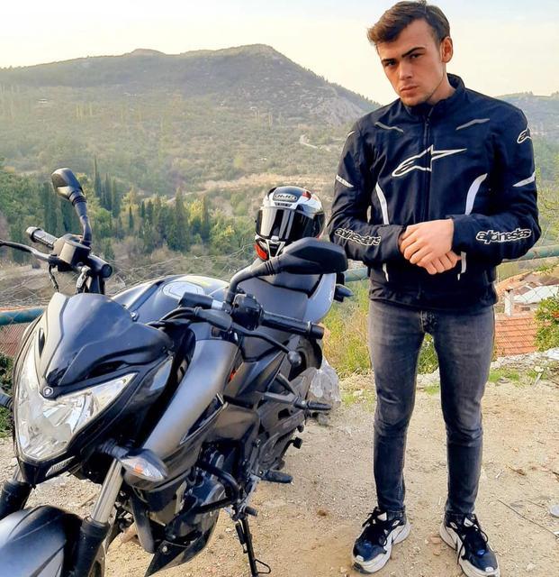 Manisa'nın Akhisar ilçesinde minibüse ve yolcu otobüsüne çarpan motosikletin 20 yaşındaki sürücüsü Emre Özbay hayatını kaybetti. ( Sosyal Medya - Anadolu Ajansı )